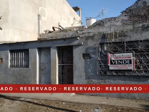 Casa a refaccionar sobre lote de 27.80 x 10 de frente