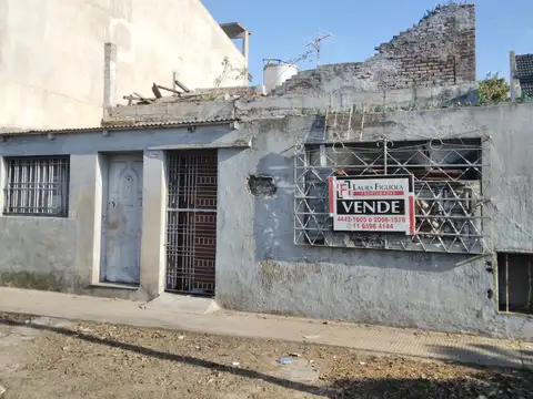 Casa a refaccionar sobre lote de 27.80 x 10 de frente