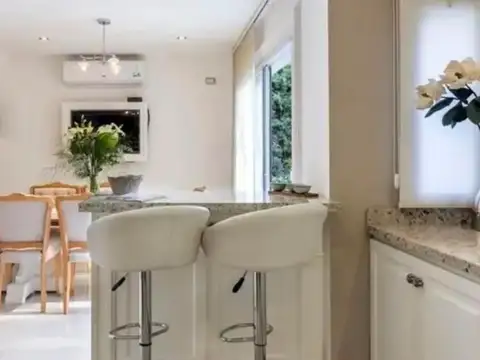 Casa en Venta con 3 cocheras
