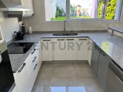 CASA DE 4 AMBIENTES EN VENTA RAMOS MEJIA CON PILETA Y COCHERA