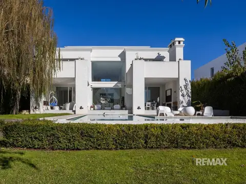 Casa en Alquiler con 2 cocheras