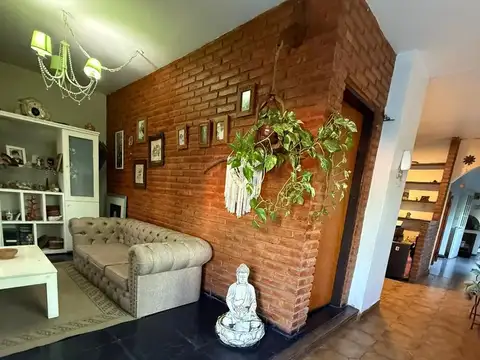 Casa 7 ambientes con 2 baños