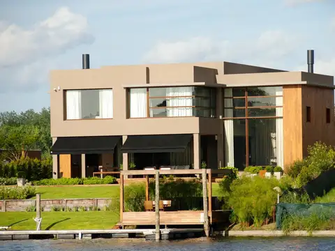 Casa en Venta con 2 cocheras