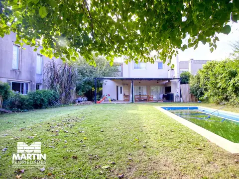 Casa en Venta de 5 Ambientes en Santa Maria de los Olivos con Jardín, Pileta y Parrilla