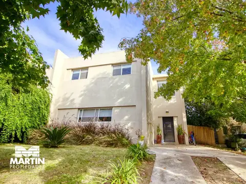Casa en Venta de 5 Ambientes en Santa Maria de los Olivos con Jardín, Pileta y Parrilla