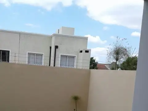 Casa en Alquiler con 1 cochera