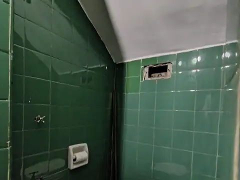 FRENTE A PARADA DE COLECTIVOS  – A CDRAS CENTRO COMERCIAL AVELLANEDA - BUEN ESTADO