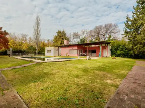Venta Casa en Funes 2 dormitorios, amplio terreno