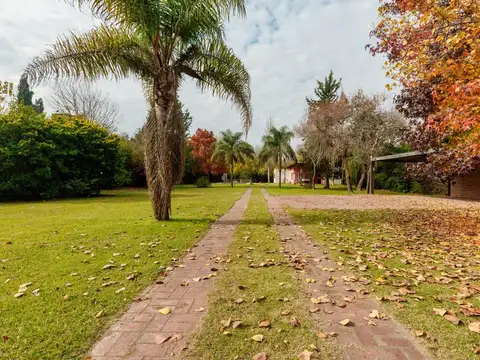Casa en Venta con 3 cocheras
