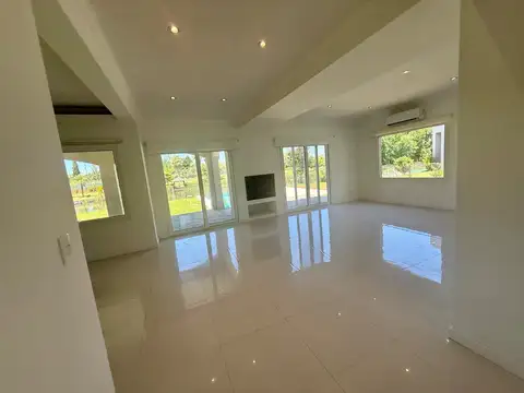 Casa en Alquiler con 3 cocheras