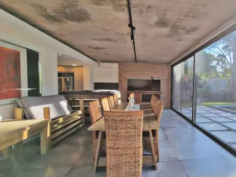 Hermosa casa de 4 dormitorios en venta en San Rafael, con barbacoa y piscina.