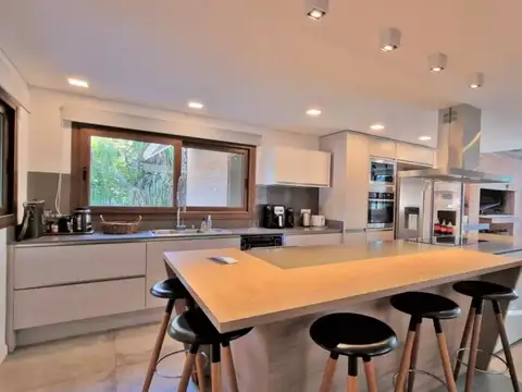 Casa 5 ambientes con 4 baños