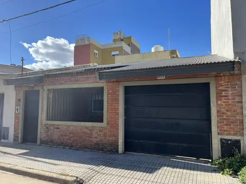 Casa en venta reciclada de 2 dormitorios 2 patios, terraza y cochera