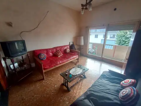 Casa 7 ambientes con 2 baños