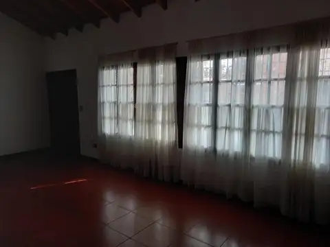 Casa 6 ambientes con 5 baños
