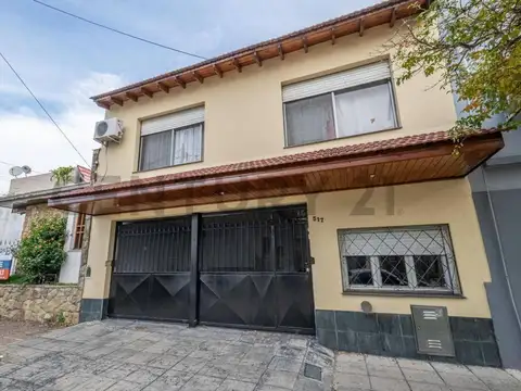 CASA AMPLIA Y LISTA PARA MUDARTE | 4 AMB + 2 COCHERAS + PATIO + TERRAZA | GERLI