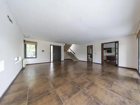 Casa 5 ambientes con 4 baños