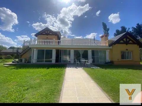 Casa en venta - 4 Dormitorios 4 Baños - 3.000Mts2 - La Plata