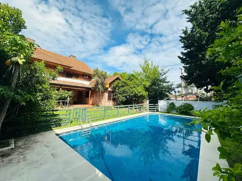 Casa en venta con jardin y piscina. zona B.Parque Cisneros