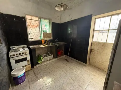 Casa 3 ambientes en venta - Villa Adelina.¡ A refaccionar !