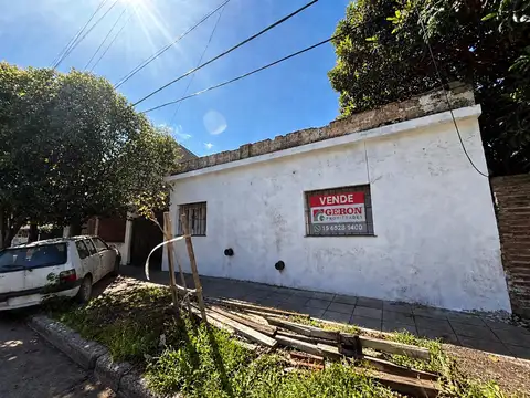 Casa 3 ambientes en venta - Villa Adelina.¡ A refaccionar !