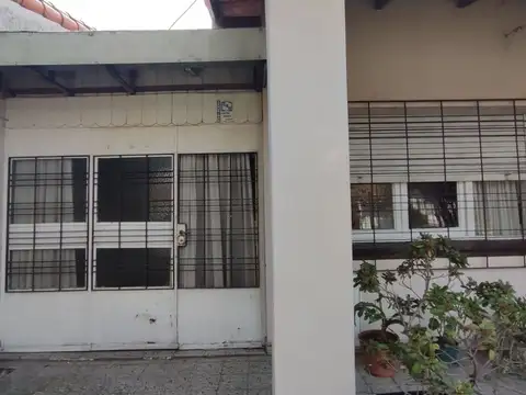 Casa 3 ambientes  con parque venta Banfield