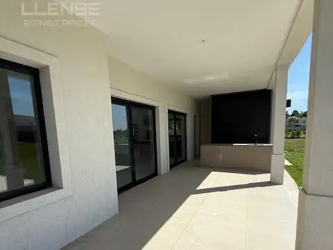 Casa 7 ambientes con 4 baños