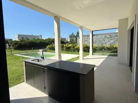 Casa 4 ambientes con pileta a estrenar en venta - Greenville Polo Resort