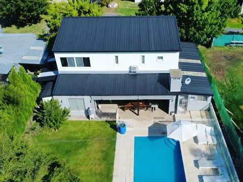 CASA EN VENTA DE 5 AMBIENTES CON JARDIN Y PILETA EN BARRIO MANZANARES CHICO