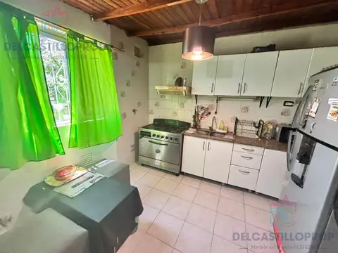 Casa 7 ambientes con 2 baños