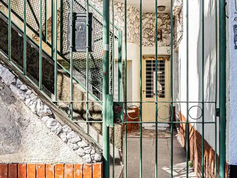 Ph  2 ambientes ideal inversor con posibilidad de comprar conjuntamente el local  consultar precio de este último - Av. Perón al 3600
