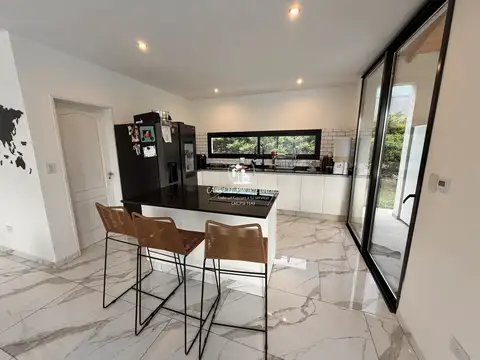Casa en Alquiler con 2 cocheras