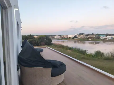 Casa 9 ambientes con 5 baños