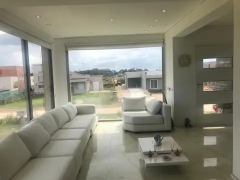 Casa en Alquiler Temporal con 2 cocheras
