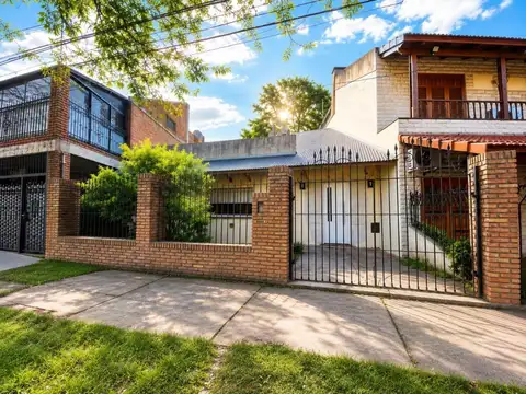 Casa de 3 Dormitorios con Jardín, Patio y Cochera