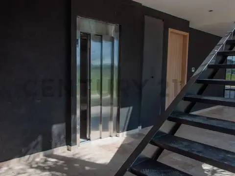 Venta casa a la laguna central 7 ambientes con ascensor y dependencia. Puentes. Nordelta. A ESTRENAR