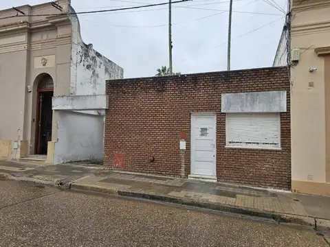 Venta -  Casa de dos dormitorios, un baño + habitacion multiuso en el fondo. Garage. Todos los...