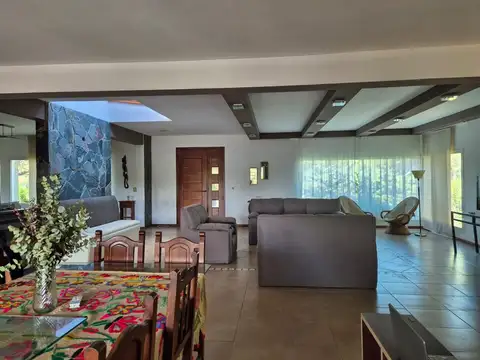 Casa 9 ambientes con 4 baños