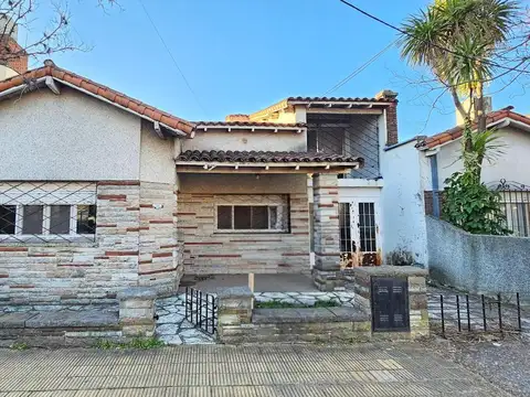 Chalet 5 ambientes en Castelar Norte a refaccionar