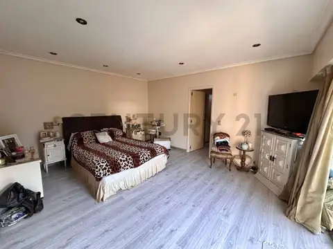 Casa en Venta con 3 cocheras