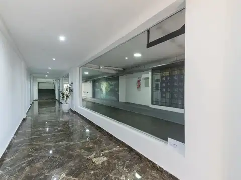 Medeyros 3400, Piso 1