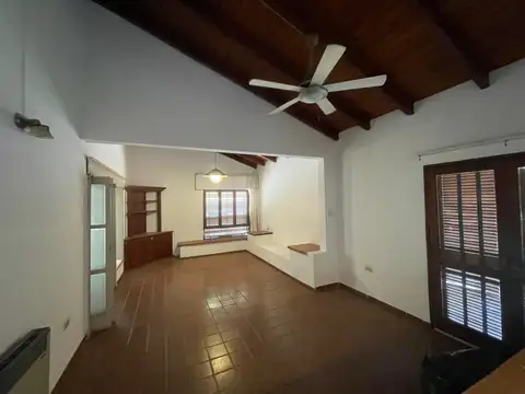 Casa 8 ambientes con 3 baños