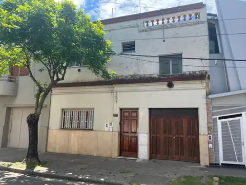 Arroyito Rio. Dos Plantas con Jardín.