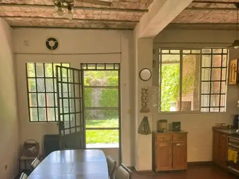 Arroyito Rio. Dos Plantas con Jardín.