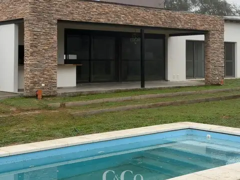 Casa 6 ambientes con 2 baños