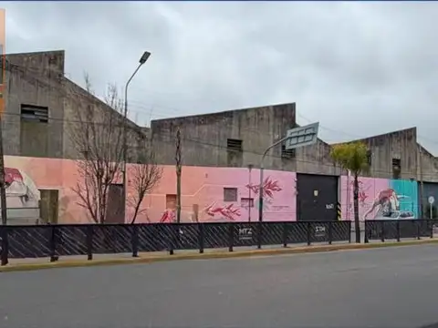 Galpón Comercial 5.394 m² con frente s/ Avenida y salida a 3 calles - Lomas Del Mirador