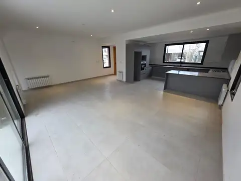 Casa 6 ambientes con 2 baños