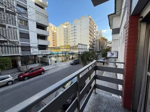 Departamento de 2 ambientes al frente con balcón en Plaza Colón