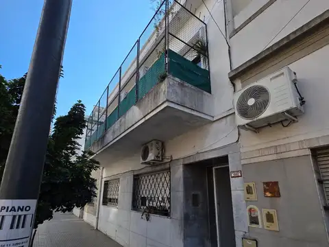 PH 3 AMB CONTRAFRENTE - PLANTA BAJA CON DOS PATIOS, PARRILLA, LUMINOSO, SEMIPISO, A REALIZAR MEJORAS