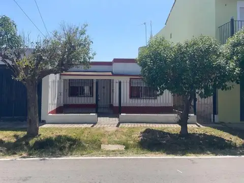 Venta Casa 4 ambientes Pilar Barrio Villa Astolfi, a metros de la estación a refaccionar